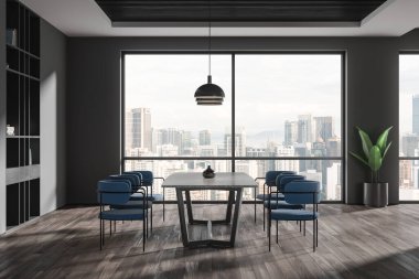 Gri duvarları olan şık bir yemek odası, ahşap zemin, mavi sandalyeli uzun bir yemek masası ve şehir manzaralı büyük bir pencere. 3d oluşturma
