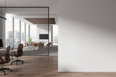 Cam işçiliği ve konferans alanı ile modern ofis içi, ahşap zemin. Kuala Lumpur gökdelenlerinin panoramik penceresi. Model boş duvar bölmesi. 3B görüntüleme