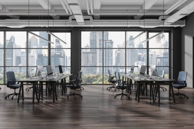 Çalışma masasındaki bilgisayar masaüstüyle ahşap zemin üzerinde koyu renk bir iç mekan. Bangkok gökdelenlerinde panoramik penceresi olan minimalist işyeri. 3B görüntüleme