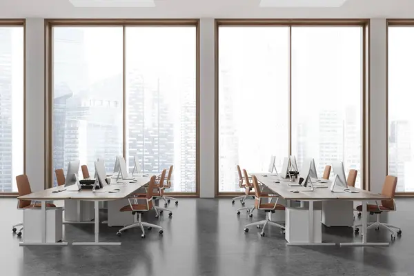 Interior Negócios Branco Com Cadeiras Computadores Linha Piso Concreto Cinza — Fotografia de Stock