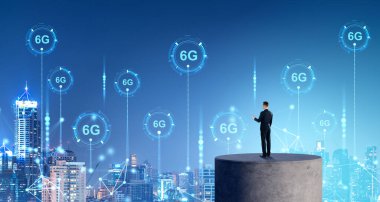 Genç işadamı gece gökyüzündeki 6G işaretlerine bakıyor. Teknoloji, iletişim ve internet bağlantısı kavramı, haberleşme