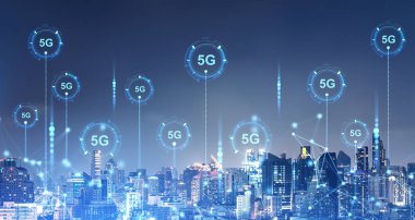Gece gökyüzünde fütürist 5G simgeleri. Telekomünikasyon ve internet bağlantısı kavramı. Teknoloji ve iletişim