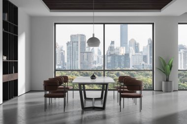 Beyaz duvarları, beton zemini, kahverengi sandalyeli uzun yemek masası ve şehir manzaralı büyük pencereli modern yemek odasının içi. 3d oluşturma