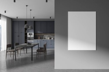 Gri duvarları, beton zemini, mavi dolapları, dolapları ve sandalyeli uzun yemek masası olan şık bir mutfak. Sağ taraftaki posteri düzenle. 3d oluşturma