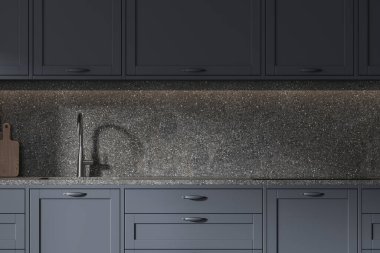 Klasik koyu granit ev mutfağı. İçi mavi raflarla dolu. Sobalı lavabo. Modern lüks apartmandaki yemek odasının kapanışı. 3B görüntüleme