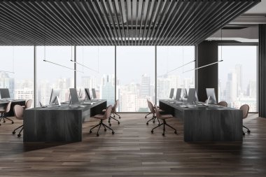 Koltukları ve bilgisayar masaüstü olan karanlık ofis içi, parke zeminde ortak masa. Singapur gökdelenlerinin minimalist ortak çalışma alanı ve panoramik penceresi. 3B görüntüleme