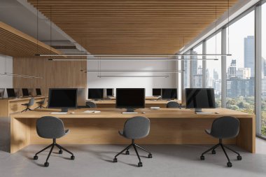 Koltukları ve bilgisayar masaüstü olan şık bir ofis, açık beton zeminde ortak masa. İş yeri ve Bangkok gökdelenlerindeki panoramik pencere. 3B görüntüleme