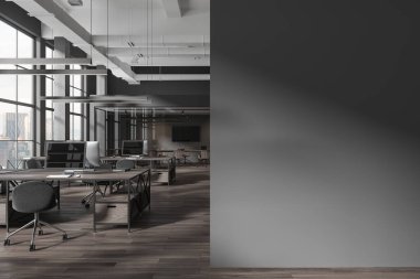 Çalışma odası ve cam toplantı odası, masada bilgisayar ve sıra sıra sandalyelerle birlikte koyu renkli ofis içi. Kuala Lumpur gökdelenlerinin panoramik penceresi. Kopya uzay duvarı. 3B görüntüleme