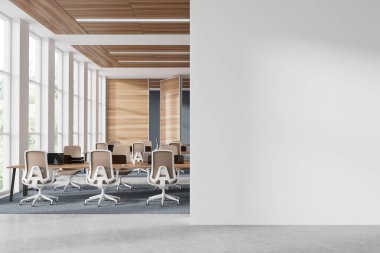 Ofisin iç kısımlarında dizüstü bilgisayarlar ortak masa, koltuklar halı üzerinde. Tahta sürgülü kapıların arkasındaki konferans odası, tropiklerin panoramik penceresi. Kopya uzay duvarı. 3B görüntüleme