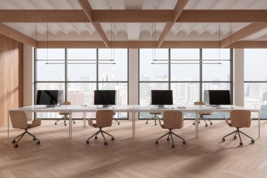 Ahşap ofis içi koltuklar ve bilgisayar masaüstü, ahşap zemin üzerinde sıra sıra masa. Singapur gökdelenlerinin minimalist ortak çalışma alanı ve panoramik penceresi. 3B görüntüleme