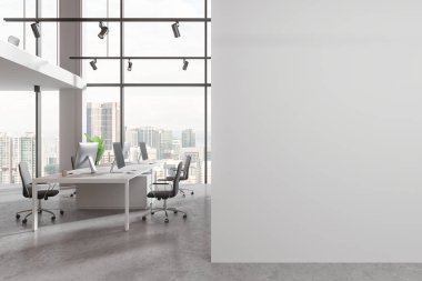 Bilgisayarlı beyaz ofis içi ve koltuklu ortak masa. Kuala Lumpur gökdelenlerinde panoramik penceresi olan iki katlı bir çalışma odası. Uzay duvarının bölümlerini kopyala. 3B görüntüleme