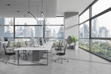 Bilgisayarlı endüstri ofisi içi ve gri beton zemin üzerinde ortak masa. Bangkok gökdelenlerinde panoramik pencereli şık bir çalışma alanı. 3B görüntüleme