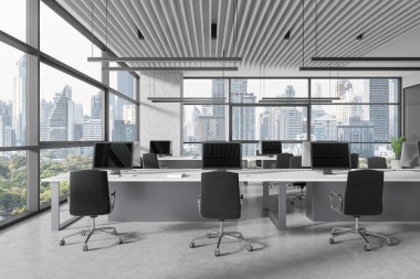 Sanayi ofisi içi bilgisayar monitörleri ve ortak masa, gri beton zemin. Bangkok gökdelenlerinde panoramik penceresi olan şık bir çalışma alanı. 3B görüntüleme