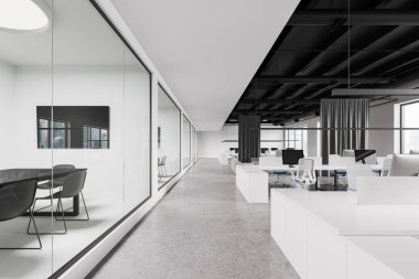 Ortak masa üzerinde bilgisayar ve perde bölmesi olan ortak çalışma alanı olan beyaz ofis içi. Cam minimalist konferans odaları. Gökdelenlerin panoramik penceresi. 3B görüntüleme