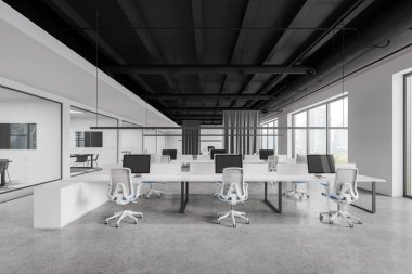 Beyaz ofis iç mimarisi ortak çalışma ve bilgisayar paylaşımlı masa, perde bölünmesi. Cam minimalist konferans kutuları. Gökdelenlerin panoramik penceresi. 3B görüntüleme