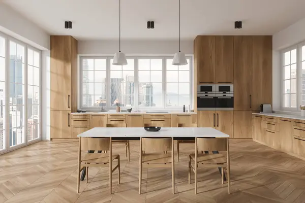 白色和木制的家庭厨房内部与餐桌和椅子 硬木地板 带有橱柜的简约烹调空间 吉隆坡摩天大楼上的全景窗户 3D渲染 — 图库照片