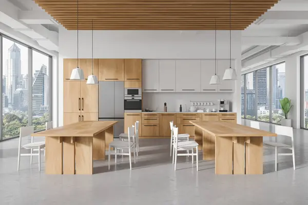 Moderní Kancelářská Kuchyně Interiér Dřevěnými Stoly Židlemi Řadě Kuchyňská Linka — Stock fotografie