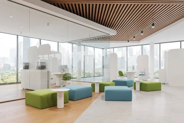 典雅的办公室内部 有同事和冷藏柜 隔板和玻璃隔板 侧视电脑放在书桌和模块化沙发上 曼谷摩天大楼的全景窗户 3D渲染 — 图库照片