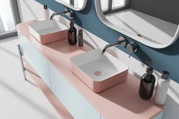 蓝色和粉色家庭浴室内部的顶部视图与双水槽 沐浴配件和化妆品的虚荣 摩天大楼上的全景窗户 3D渲染 — 图库照片