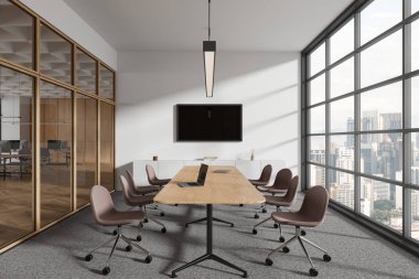 Beyaz duvarları, halı döşeli toplantı odası, duvarında sandalyeler ve televizyon asılı uzun konferans masası. 3d oluşturma