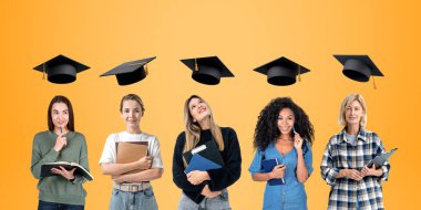 Turuncu arka planda mezuniyet şapkasıyla birlikte beş çok ırklı iş kadını birlikte çalışıyor, hayal kuruyor ve düşünceli portreler çiziyor. Gelecekteki kariyer, eğitim ve diploma kavramı