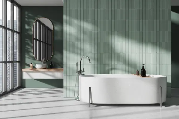 緑の家の浴室の内部は石の浴槽が付いていて 虚栄心 軽いコンクリートの床と沈みます コピースペースの空のタイルの壁が付いている豪華なアパートの浴室またはスパのスペース パノラマウィンドウ 3Dレンダリング — ストック写真