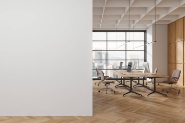 Beyaz ve ahşap duvarları, ahşap zemini ve bej sandalyeli bilgisayar masaları olan açık uzay ofisinin içi. 3d oluşturma