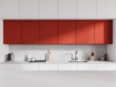 Kırmızı ve beyaz mutfak, lavabo ve mutfak malzemelerinin bulanık arka planında aydınlık taş sayacı. Ürün gösterimi için kopyalama alanı oluşturun. 3B görüntüleme