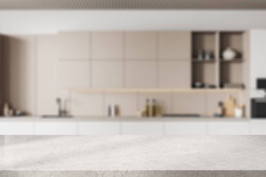 Beyaz taş ürün sergi masası bej duvarları, rahat bej dolapları ve rafları olan şık, bulanık bir mutfakta. 3d oluşturma