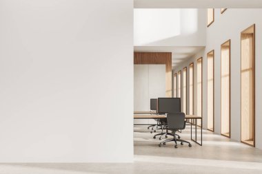 Bej ofis iç mimarisi, ahşap masa üzerinde bilgisayar masası ve sıra sıra sandalyeler, granit zemin. Teknoloji ve pencerelerle samimi bir çalışma. Uzay duvarının bölümlerini kopyala. 3B görüntüleme