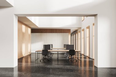 Bej ofis iç mimarisi, ahşap masa üzerinde bilgisayar masası ve sıra sıra sandalyeler, granit zemin. Açık alan, teknoloji ve pencerelerle birlikte çalışıyor. 3B görüntüleme