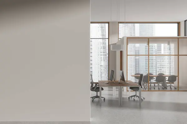 米色办公室内部与同事和玻璃会议室 椅子和板 桌上的Pc电脑 新加坡摩天大楼的全景窗口 模拟空墙 3D渲染 — 图库照片