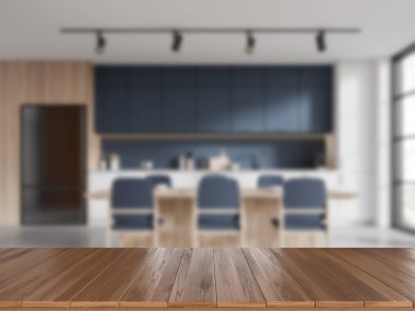 Boş ahşap masa ve mutfak içini yemek ve yemek odası, dolap ve panoramik pencere ile süsleyin. Ürün görüntüleme için alanı kopyala. 3B görüntüleme