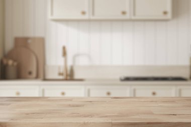 Ahşap masayı ev mutfağının bulanık arka planına, mutfak gereçleri, lavabo ve sobası olan klasik lüks yemek dolabına kurun. Ürün gösterimi için kopyalama alanı oluşturun. 3B görüntüleme