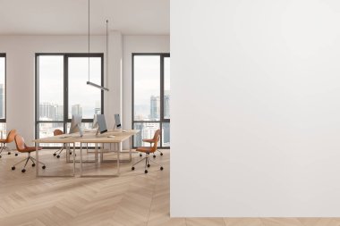 Beyaz ve bej duvarları, ahşap zemini, deri sandalyeli bilgisayar masaları olan modern açık uzay ofisinin içi. Sağ taraftaki uzay duvarını kopyala. 3d oluşturma