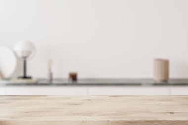 Oturma odasının bulanık arka planına, büfeye ya da minimalist dekorasyonlu çekmeceye boş ahşap masayı yerleştir. Ürün görüntüleme için alanı kopyala. 3B görüntüleme