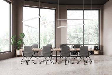 Şık ofis toplantı odasının içinde bej duvarlar, beton zemin, gri sandalyeli uzun konferans masası. 3d oluşturma