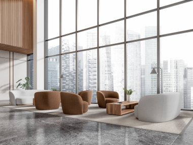 Modern ofis bekleme odasının köşesinde beyaz ve ahşap duvarlar, mermer zemin, rahat beyaz koltuklar ve kahve masalarının yanında duran kahverengi koltuklar.