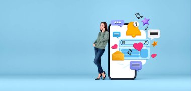 Genç Avrupalı bir kadın, mavi fotokopi arkaplanı üzerinde sosyal medya simgeleri olan akıllı telefonun yanında telefonla konuşuyor. Çevrimiçi iletişim kavramı