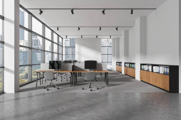 现代开放空间办公室的内部 白色的墙壁 铺着地毯的地板和一排排灰色椅子 耸立在全景窗前 壁边装有文件夹的橱柜 3D渲染 — 图库照片