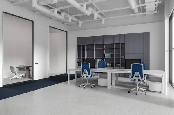 Interior Escritório Moderno Com Computadores Mesa Poltronas Sala Reunião Vidro — Fotografia de Stock