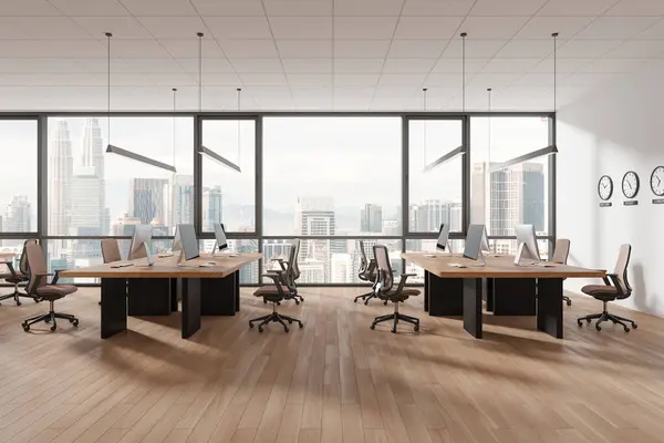 Stilvolles Bürointerieur Mit Sesseln Und Computern Gemeinsamer Schreibtisch Reihe Auf — Stockfoto