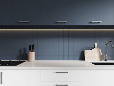 Mavi ve beyaz mutfak, lavabo ve soba, kuvars tezgahını kapatın ve mutfak gereçleri ile rafları kapatın. Modern dairede yemek dolabı. 3B görüntüleme