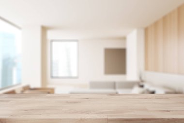 Boş ahşap masa arka planda bulanık rahat oturma odasının iç kısmı, kanepe ve gökdelenlerde panoramik penceresi olan koltuklar. Ürün görüntüleme için kopyalama alanı. 3B görüntüleme