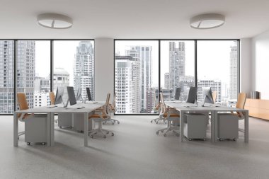 Modern ofis içi bilgisayar monitörleri, birlikte çalışma alanı koltuklar ve sıra sıra beton zemin üzerinde masa. Bangkok gökdelenlerinin panoramik penceresi. 3B görüntüleme