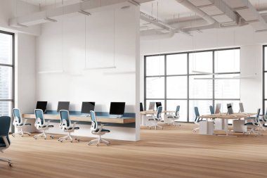 Köşedeki ofis manzaralı çatı katında bilgisayar monitörleri, koltuklar ve ahşap zemin üzerindeki masa eşzamanlı çalışma alanı. Gökdelenlerde panoramik penceresi olan ofis işyeri. 3B görüntüleme