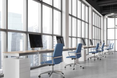 Koltuklarla iç içe çalışmanın köşeli görüntüsü, masa başındaki bilgisayar. Singapur gökdelenlerinde panoramik penceresi olan minimalist ofis işyeri. 3B görüntüleme