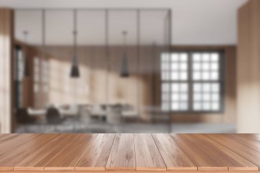 Ofis konferans odasının bulanık arka planında boş ahşap masa. Tahta, koltuk ve panoramik pencere. Ürün gösterimi için bir model. 3B görüntüleme