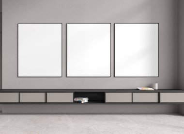 Açık gri oturma odasının içi büfe ve sanat dekorasyonuyla dolu. Konforlu İskandinav tasarımı ve hafif beton zemin. Sıraya dizilmiş üç tane tuval posteri. 3B görüntüleme