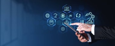 İşadamlarının elleri, tablet bilgisayar kullanıyor. Lacivert arka plan üzerinde akıllı endüstri kontrolü var. İnternet kavramı ve yüksek teknoloji.